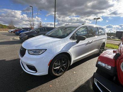 Certified 2024 Chrysler Pacifica Limited w/ S Appearance Package