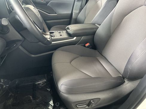 Used 2025 Toyota Highlander LE FWD image 21
