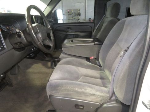 Used 2004 Chevrolet Silverado 2500 LS w/ Skid Plate Package AWD/4WD image 17