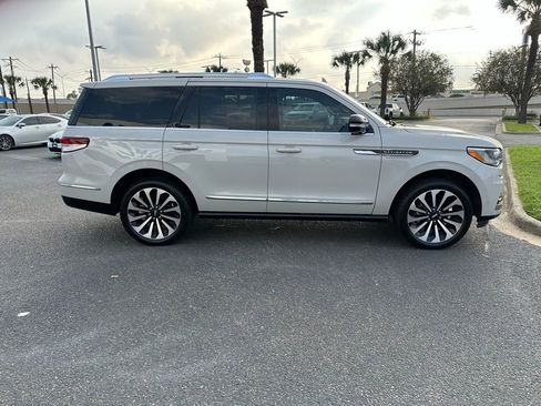 Used 2022 Lincoln Navigator Reserve image 7