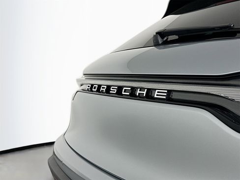 Certified 2025 Porsche Macan image 17