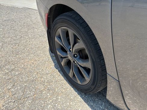 Used 2018 Chrysler Pacifica Touring Plus w/ S Appearance Package FWD image 13