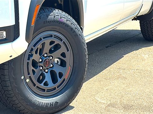 New 2026 Nissan Frontier PRO-4X w/ Pro-4x Convenience Package image 3