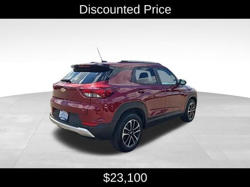 Used 2024 Chevrolet TrailBlazer LT w/ Convenience Package FWD image 3