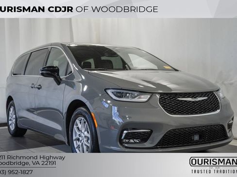 Used 2025 Chrysler Pacifica Select FWD image 1