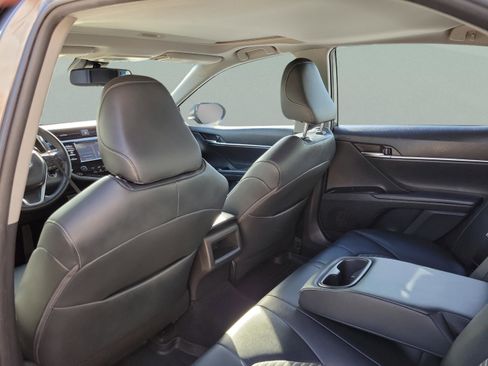 Used 2018 Toyota Camry SE w/ Moonroof Package FWD image 12