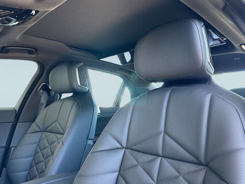 New 2025 BMW 740i image 19