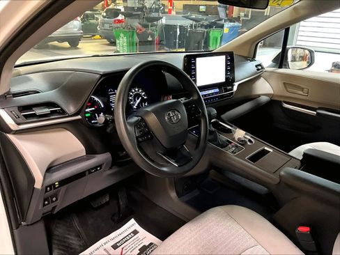 Used 2024 Toyota Sienna LE image 8