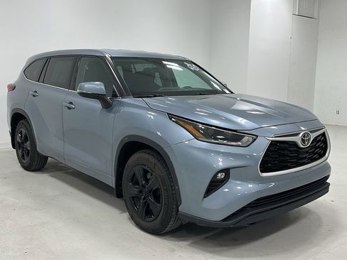 Used 2021 Toyota Highlander LE image 8