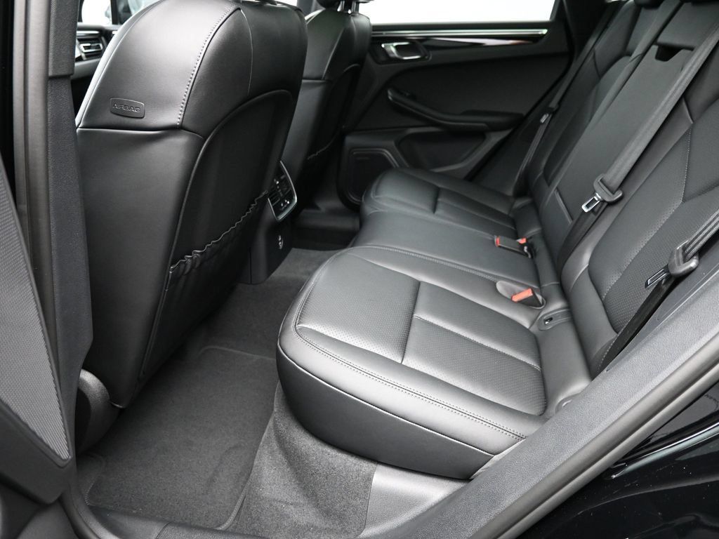 Certified 2025 Porsche Macan AWD/4WD image 21
