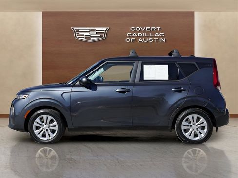Used 2022 Kia Soul LX image 2