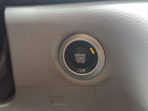 Used 2017 Chrysler Pacifica Touring w/ Tire & Wheel Group image 12