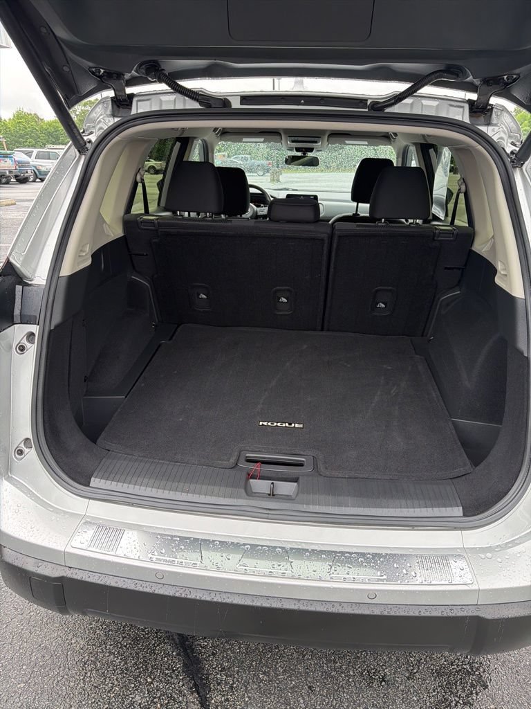 Used 2024 Nissan Rogue SV AWD/4WD image 8