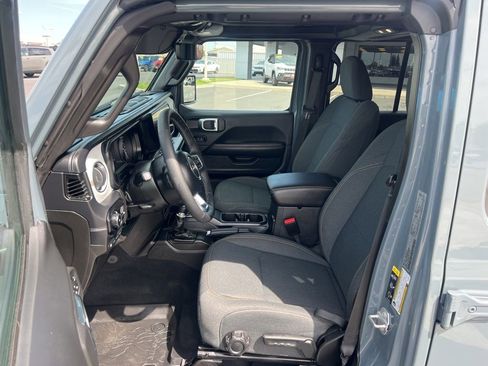 Used 2025 Jeep Wrangler Unlimited Sahara AWD/4WD image 22