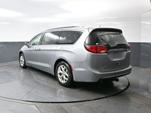 Used 2018 Chrysler Pacifica Touring-L w/ Tire & Wheel Group image 10