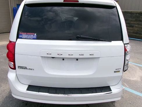 Used 2017 Dodge Grand Caravan SXT FWD image 3