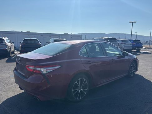 Used 2018 Toyota Camry SE image 2