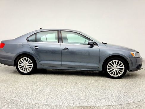 Used 2011 Volkswagen Jetta SEL image 4