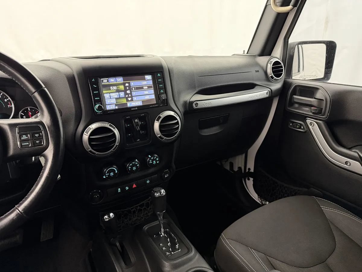 Used 2015 Jeep Wrangler Unlimited Rubicon w/ Connectivity Group AWD/4WD image 14
