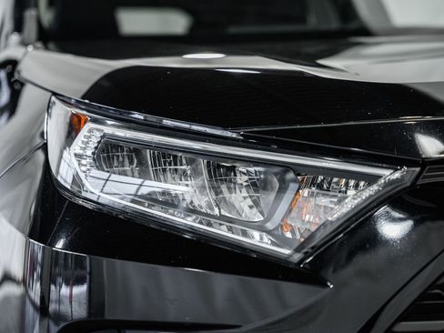 Used 2020 Toyota RAV4 XLE Premium image 12