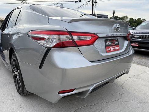 Used 2020 Toyota Camry SE image 3