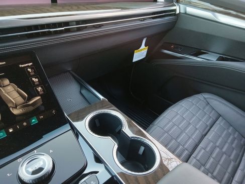 Used 2026 Cadillac Escalade Platinum Sport w/ LPO, ONYX Package image 21