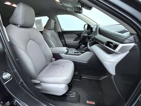 Used 2022 Toyota Highlander L FWD image 15