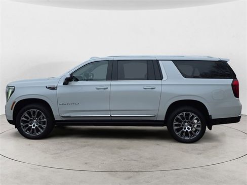 Used 2025 GMC Yukon XL Denali image 2