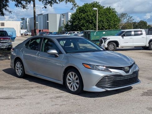 Used 2018 Toyota Camry LE FWD image 3