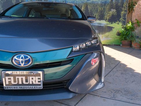 Used 2017 Toyota Prius Prime Premium FWD image 38