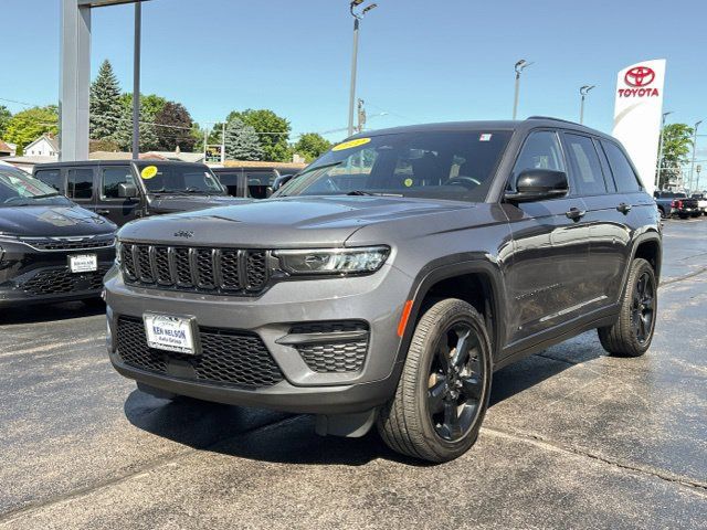 Used 2022 Jeep Grand Cherokee Altitude AWD/4WD image 5