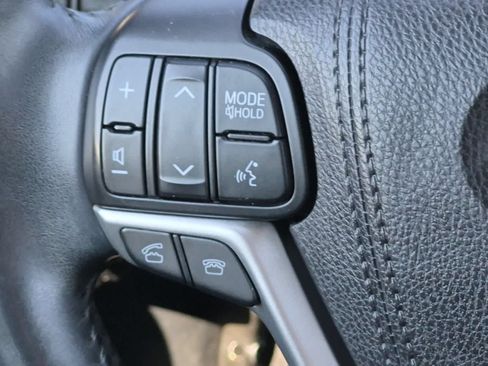 Used 2016 Toyota Highlander XLE AWD/4WD image 25