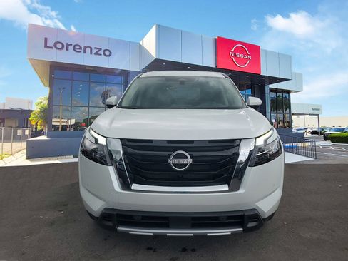 New 2025 Nissan Pathfinder SL image 2
