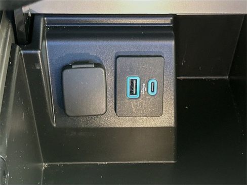 Used 2022 Ford Explorer XLT w/ Equipment Group 202A image 19