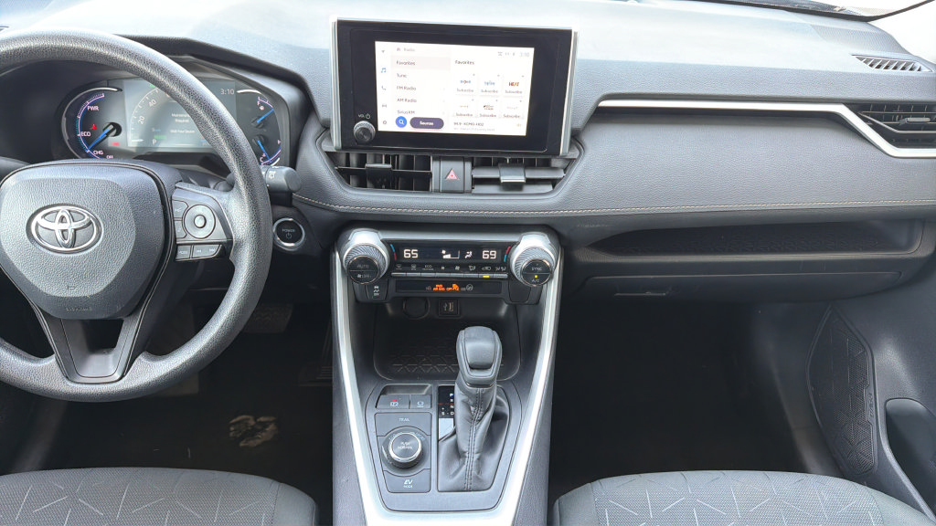 Used 2025 Toyota RAV4 XLE AWD/4WD image 8