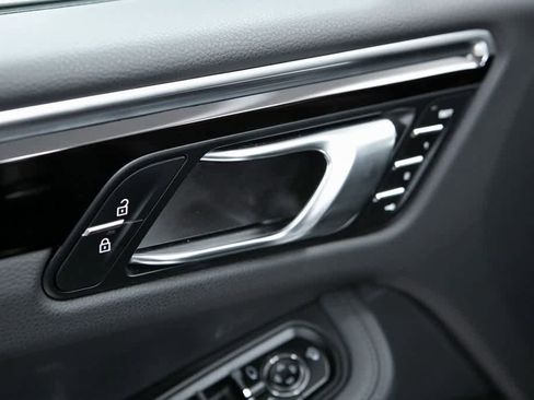 Certified 2022 Porsche Macan image 19