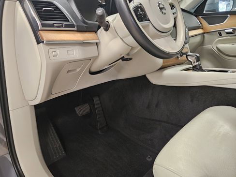 Used 2022 Volvo XC90 T6 Momentum w/ Climate Package image 42