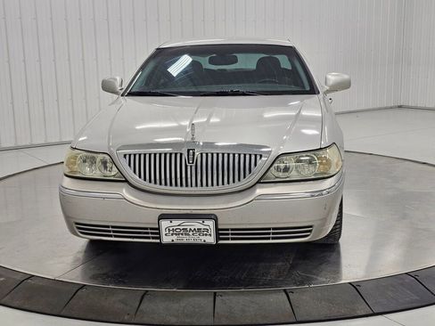 Used 2005 Lincoln Town Car Signature Limited image 8