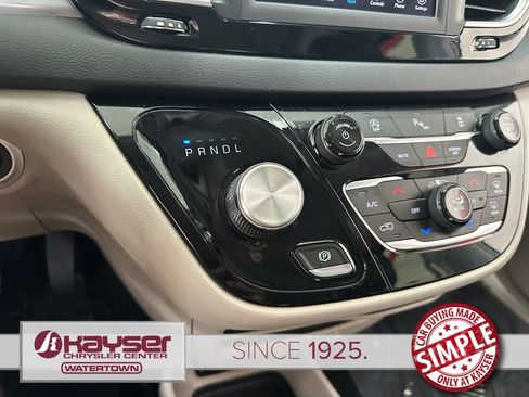 Used 2020 Chrysler Pacifica Touring-L FWD image 27