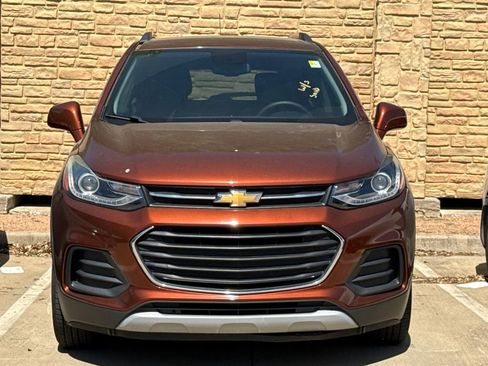 Used 2019 Chevrolet Trax LT w/ LT Convenience Package image 2