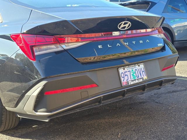 Certified 2025 Hyundai Elantra Hybrid FWD image 13