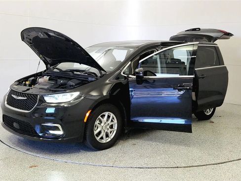 Used 2023 Chrysler Pacifica Touring-L FWD image 10