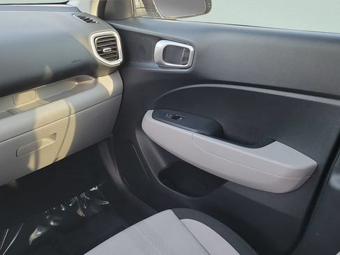 Used 2022 Hyundai Venue SEL FWD image 13