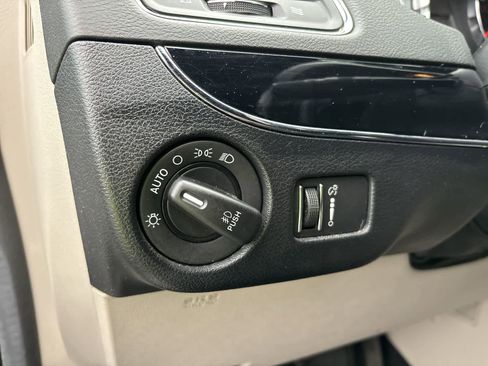 Used 2019 Dodge Grand Caravan SXT image 5