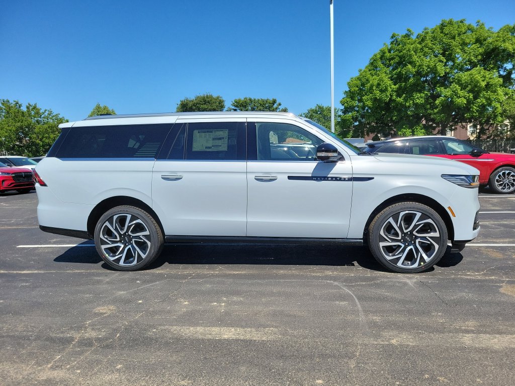 New 2026 Lincoln Navigator L Black Label AWD/4WD image 3