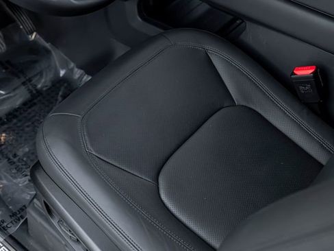 Used 2025 Land Rover Defender 90 X-Dynamic SE image 19