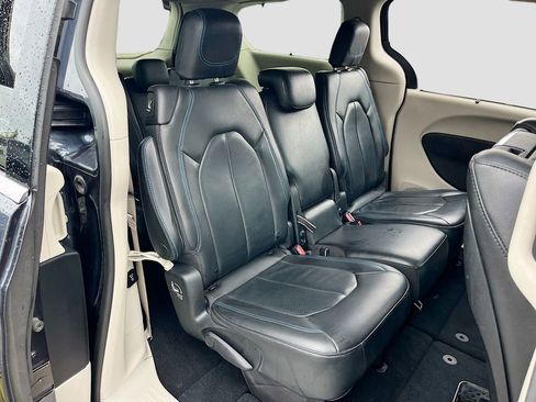 Certified 2021 Chrysler Pacifica Touring-L w/ Uconnect Theater Family Group FWD image 28