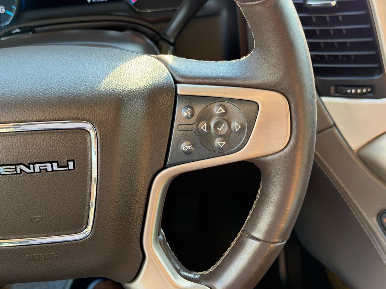 Used 2017 GMC Yukon Denali w/ Open Road Package AWD/4WD image 86