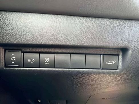 Used 2022 Toyota Venza LE AWD/4WD image 5