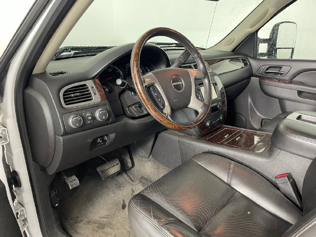 Used 2013 GMC Sierra 2500 Denali w/ Suspension Package, Off-Road AWD/4WD image 3